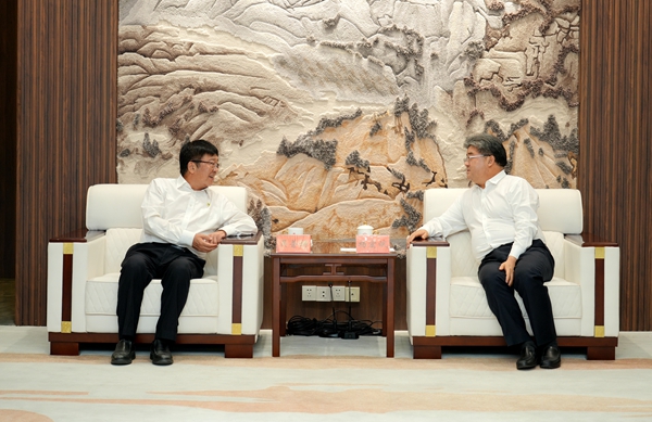 02新疆生产建设兵团党委常委杨宏斌会见吴普特一行.jpg