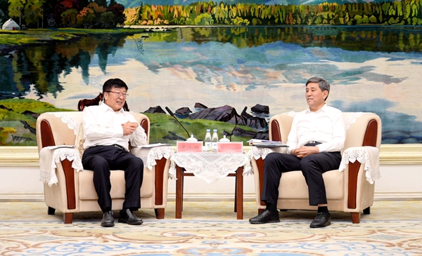 01新疆维吾尔自治区人民政府副主席木合亚提会见吴普特一行.jpg