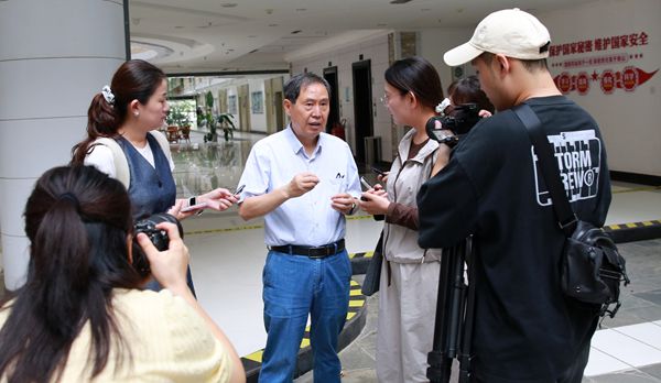 2康振生院士接受记者采访_副本.jpg