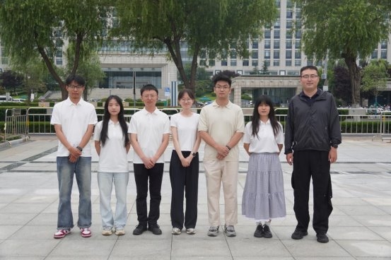 与校友合影留念（右四梁君桐 ，右三盛浩）.jpg