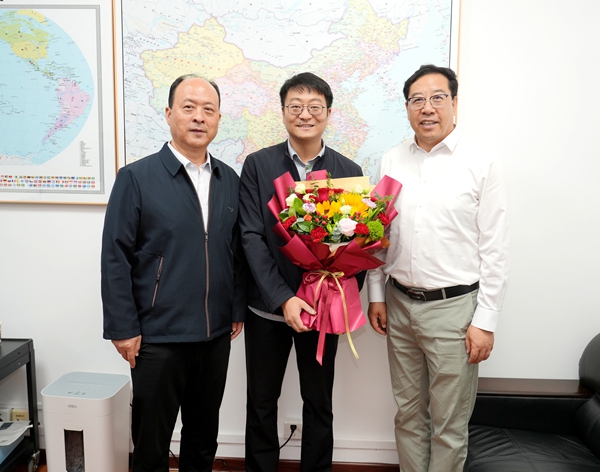 03黄思光、韦革宏看望慰问信息学院院长方鹏飞教授_副本.jpg