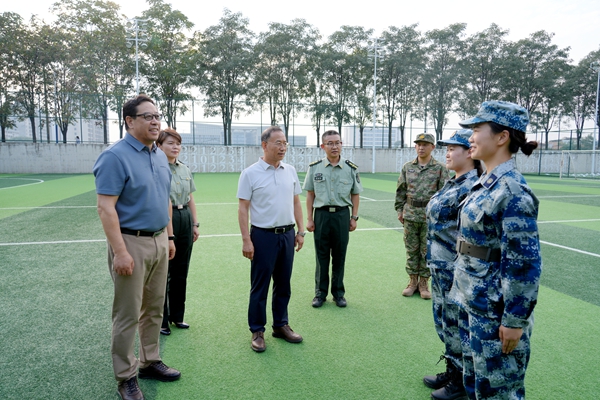 04黄思光与有服役经历的辅导员亲切交流.jpg