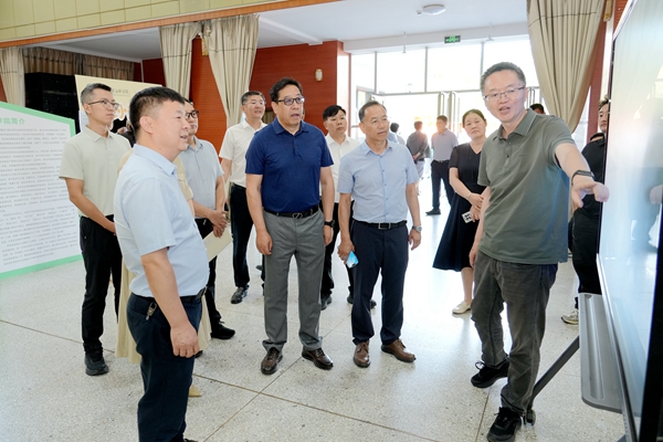 01黄思光在北校区绣山活动中心新生报到现场了解新生报到实时数据_副本.jpg