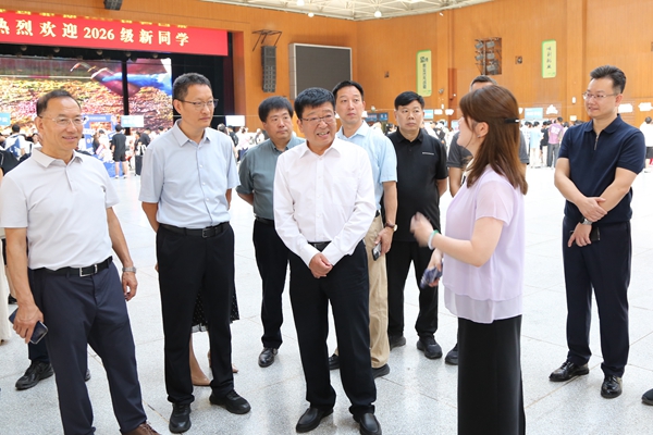 05吴普特在南校区绣山活动中心检查研究生新生报到工作_副本.jpg