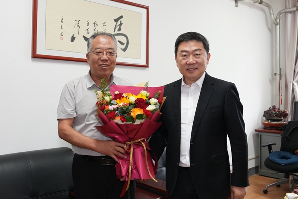 02房玉林慰问水保学院李鸣雷教授_副本.jpg