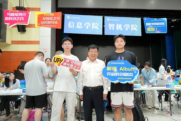 04吴普特与新生亲切交流并合影留念_副本.jpg