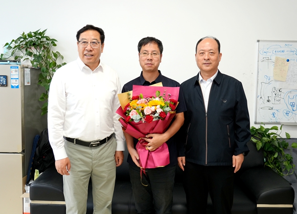05黄思光、韦革宏看望慰问生命学院张余周教授_副本.jpg