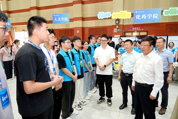 02吴普特在新生报到现场与新生亲切交流_副本.jpg