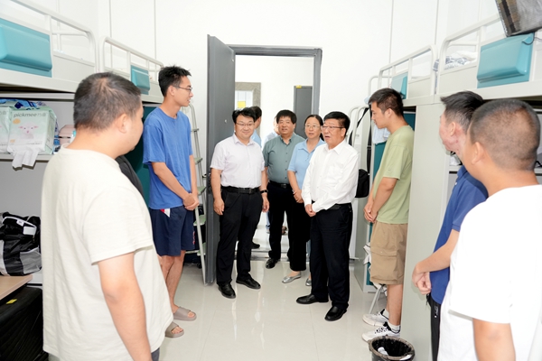 06吴普特与入住陕农大滨河校区的研究生新生亲切交流2_副本.jpg