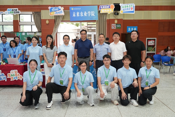 02黄思光了解学院学院迎新工作情况并与师生合影留念_副本.jpg