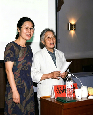 博士论文答辩后与老师合影_副本.png
