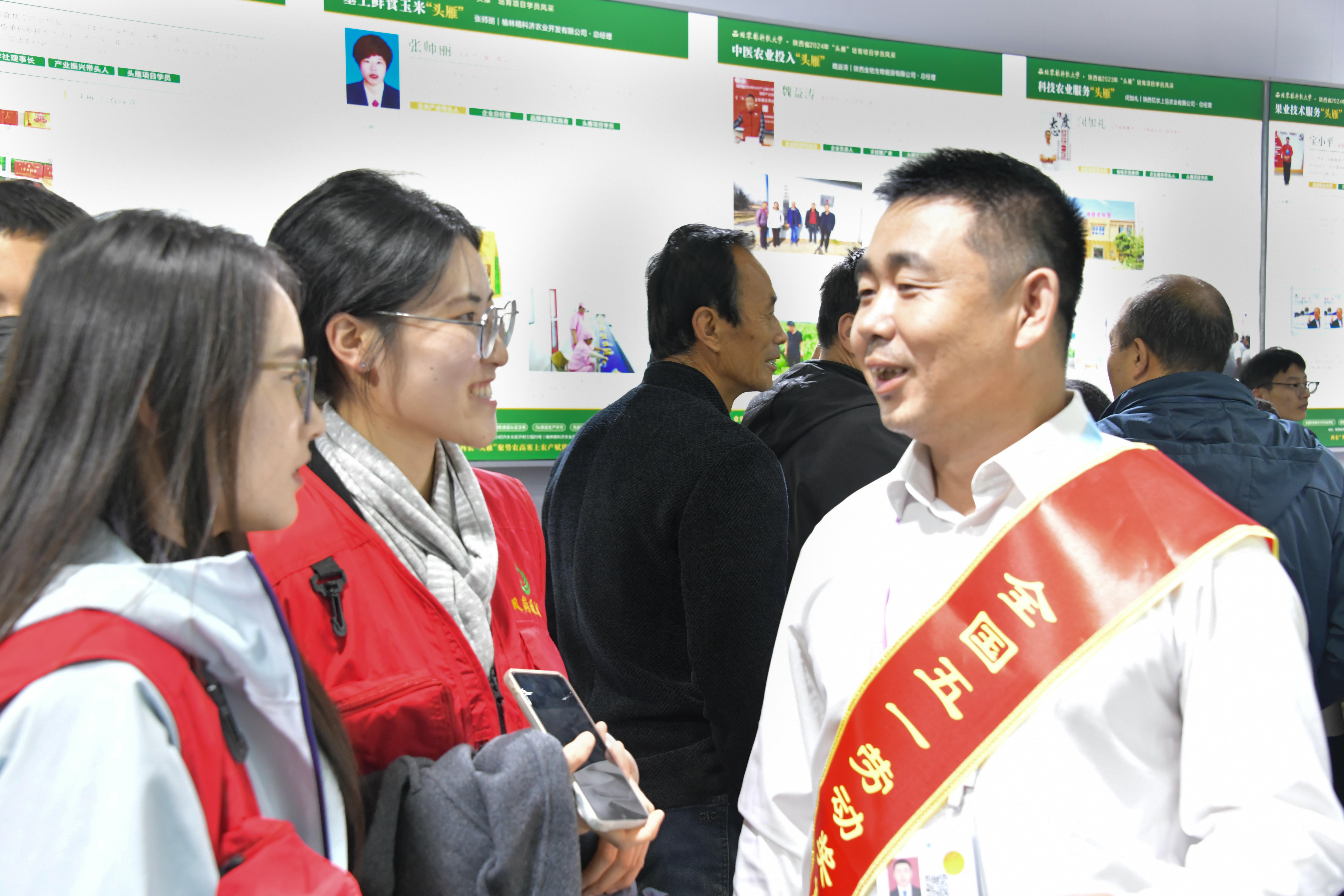 凤岗通讯社记者正在采访张希权_AI看图.jpg