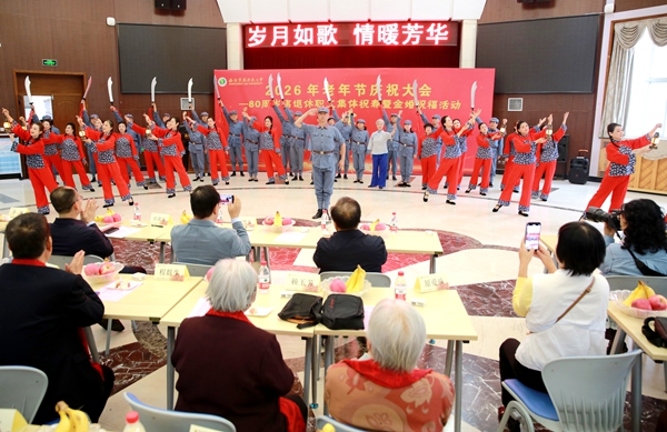 离退休职工和师生代表用文艺节目庆祝老年节_副本.jpg
