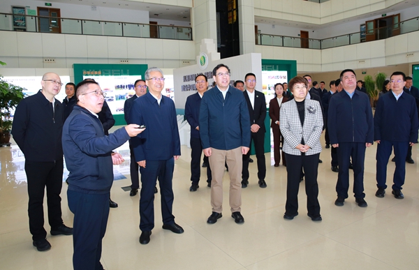 宝鸡市委书记陈晓勇一行参观我校办学成果展_副本.jpg
