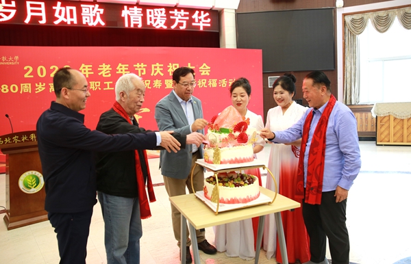校党委书记黄思光与寿星代表一起切蛋糕_副本.jpg