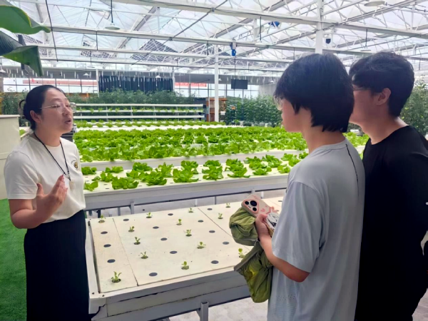 实践团成员向翔天科技企业话事人进行沟通交流.png