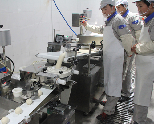 后勤服务中心饮食服务中心馒头生产线投入试运行